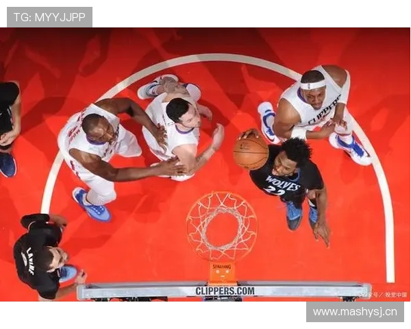 FIBA和NBA在三分线和走步判罚上的具体区别是什么？